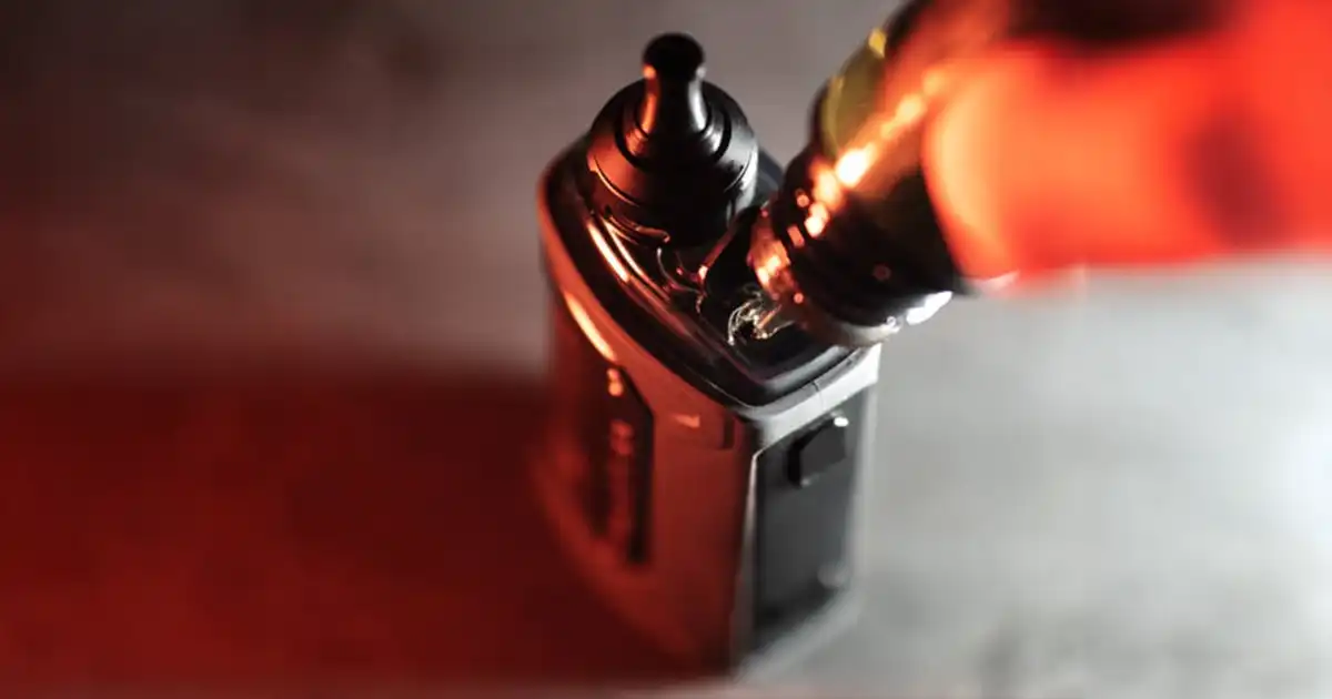 2. کویل سوخته و ریزش چند برابر اگر ویپر حرفه‌ای هستید، حتما با نحوه عملکرد کویل آشنایی دارید. اما اگر تازه وارد این دنیای گسترده شده‌اید، بگذارید توضیح کوتاهی درباره آن بدهم. در واقع کویل از 2 قسمت المنت و پنبه تشکیل شده است. پنبه جویس را جذب کرده و المنت آن را گرم می‌کند تا جایی که به بخار تبدیل شود. حالا اگر به هر دلیلی پنبه‌ی کویل بسوزد، قابلیت خود را از دست می‌دهد. یعنی دیگر قادر به جذب جویس نمی‌باشد. در نتیجه جویس از اتومایزر یا کارتریج شما خارج می‌شود. پس در صورتی که هنگام ویپینگ طعم ناخوشایند سوختگی را حس کردید. یا با کامگیری دچار سوزش گلو و سرفه شدید. کویل خود را بررسی کنید و در صورت سوختگی، آن را تعویض نمایید. 3. کویل دست‌ساز را درست ویک کنید اگر از اتومایزرهای مکانیکال استفاده می‌کنید، باید حواستان به ویک کردن درست کویل باشد. چرا که مقدار پنبه در میزان ریزش، تاثیر به سزایی دارد. اگر میزان پنبه کمتر از حد مورد نیاز باشد، ریزش دستگاه‌تان زیاد می‌شود. در مقابل اگر پنبه بیش از اندازه باشد، علاوه بر ریزش، امکان دارد سریع‌تر بسوزد. به همین علت است که استفاده از اتومایزرهای مکانیکال نیازمند تجربه و مهارت بسیار بالایی‌ست. پس چنانچه هنوز خیلی حرفه‌ای نیستید، سراغ اتومایزرهای مکانیکال نروید. 4. در پر کردن مخزن، تعادل را رعایت کنید اینکه چقدر از مخزن کارتریج یا اتومایزرتان را با لیکویید پر کنید، بسیار مهم است. چرا که در صورت پر کردن بیش از اندازه مخزن، شاهد ریزش جویس خواهید بود. البته در بعضی دستگاه‌ها، حتی کم بودن جویس داخل مخزن هم موجب لیکینگ می‌گردد. به مرور زمان دستتان خواهد آمد که چه میزان از مخزن دستگاه‌تان را پر نمایید. اما در حالت کلی، بهتر است که نصف مخزن را (تا بالاتر از حفره کویل) پر نمایید. علت های ریزش جویس و راه‌های برطرف کردن آن